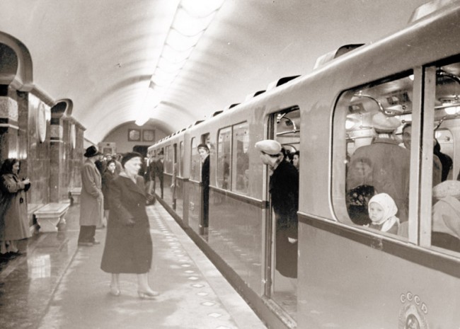 На перроне станции метро Университет, 1960 год