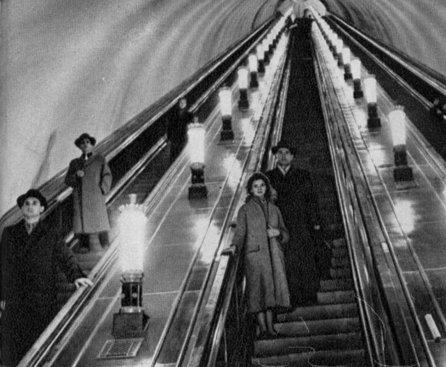 Внутри станции метро Университет в 1960 году