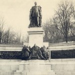 Памятник императорской семье на бывшей Царской (Александровской) площади