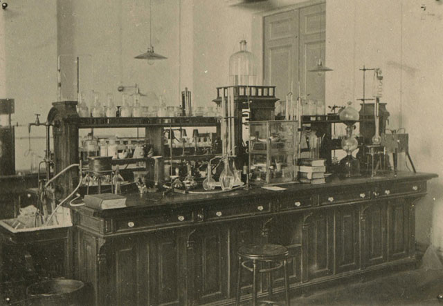 Внутри Киевского политеха в начале 20 века, в лаборатории