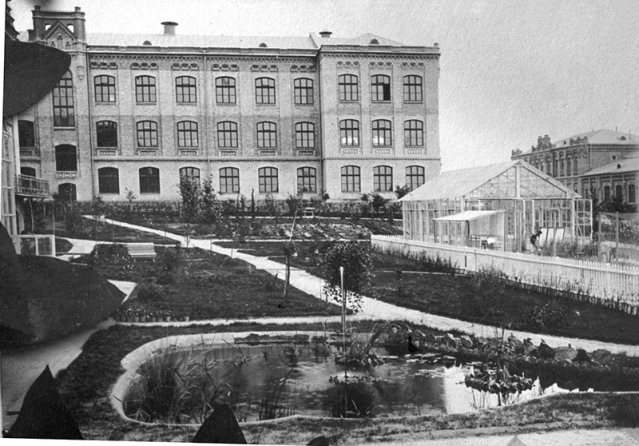 Во дворе политехнического института в Киеве, начало 20 века