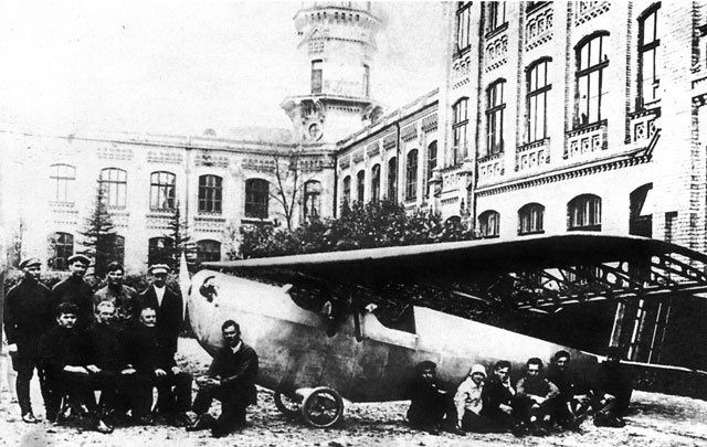 Студенты политеха, преподы политеха в Киеве, начало 20 века, самолет во дворе института