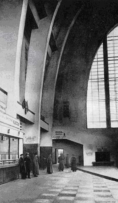 Внутри киевского ЖД вокзала в 1932 году