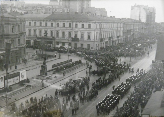 Парад в честь 1 мая на Крещатике в 1934 году