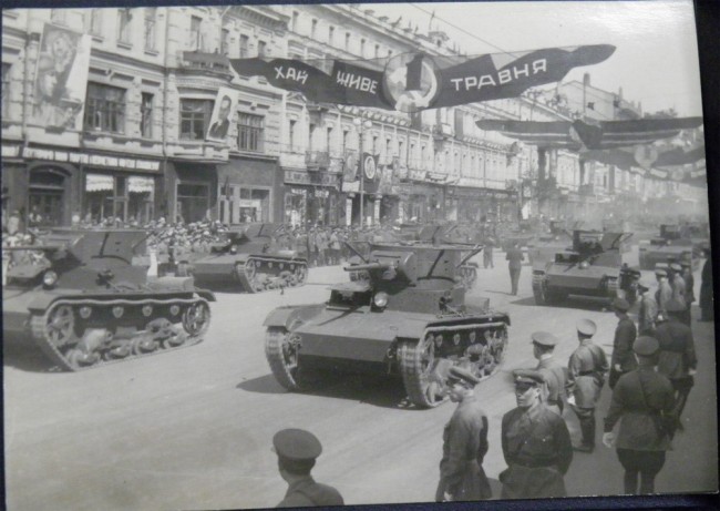 Танки на Крещатике - военный парад 1 мая 1939 года