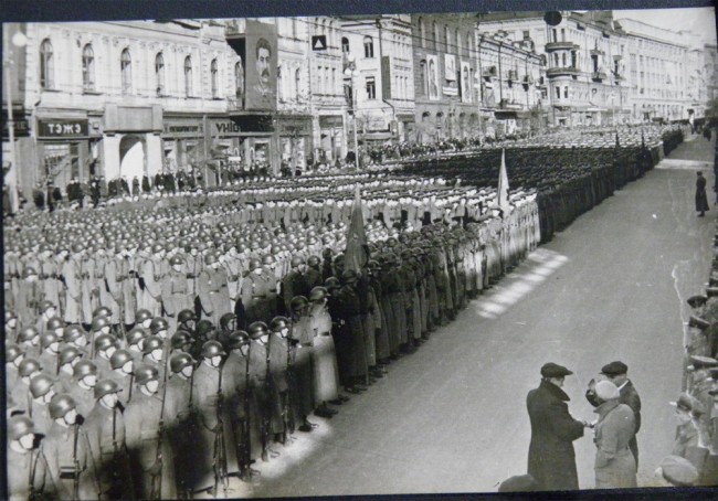 Военный строй на Крещатике - парад в честь праздника Октября в 1939 году