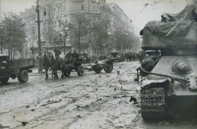 На углу Красноармейской и Рогнединской улиц в ноябре 1943 года