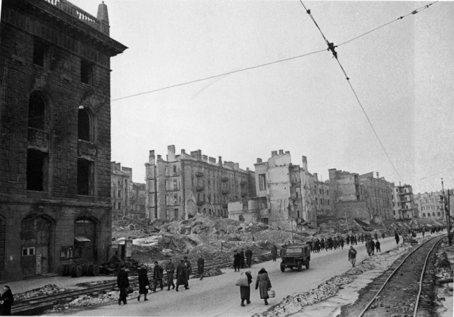 Разрушенный Крещатик в Киеве во время войны