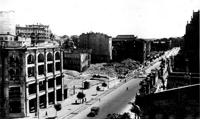Вид сверху на Крещатик в 1944 году
