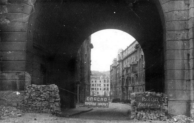 Вид на разрушенный Крещатик через Пассаж, 1944 год