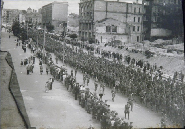 Немецкие военнопленные в Киеве, Крещатик, 1944 год. В августе 44-го.