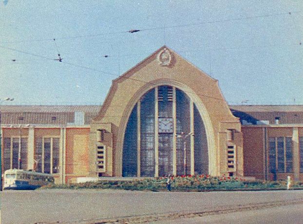 После войны здание вокзала было восстановлено, 1949 год