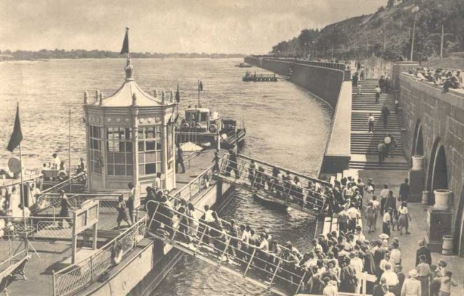 1950-е годы. Набережная Днепра. Причал, с которого отходят лодки на Левый берег (Пешеходного моста еще нет).