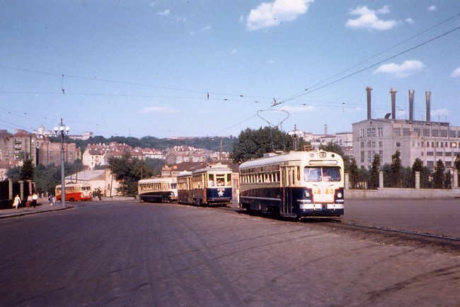 Трамваи у вокзала в 1959 году