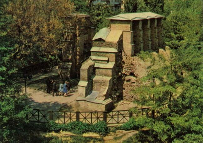 Разрушенные Золотые Ворота в Киеве в 60-х годах
