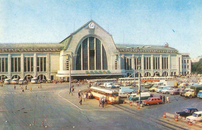 Привокзальная площадь и вокзал в 1975 году