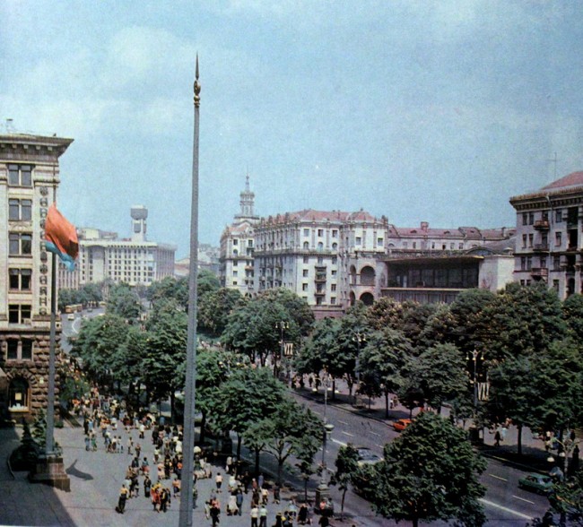 1980-е годы Крещатик в районе станции метро Крещатик Станция метро Крещатик в 80-х годах