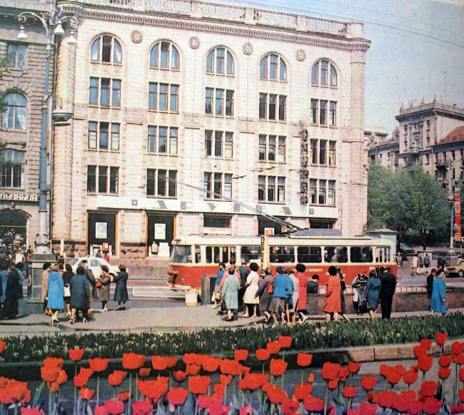 1980-е годы Крещатик у пересечения с Прорезной улицей Прорезная и Крещатик в 80-х годах, цветное фото