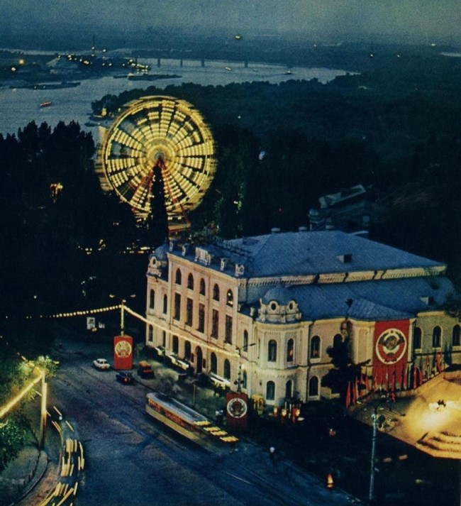 1980-е годы. Европейская (Ленинского Комсомола) площадь с высоты полета. Филармония и колесо Луна-парка.
