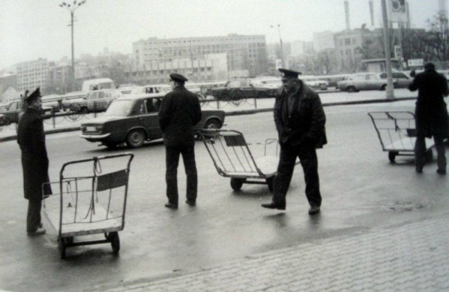 1980-е годы. Тележки для багажа на привокзальной площади у выхода из здания вокзала