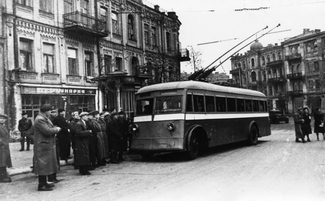 Возобновленное в 1944 году движение троллейбусов на площади Льва Толстого
