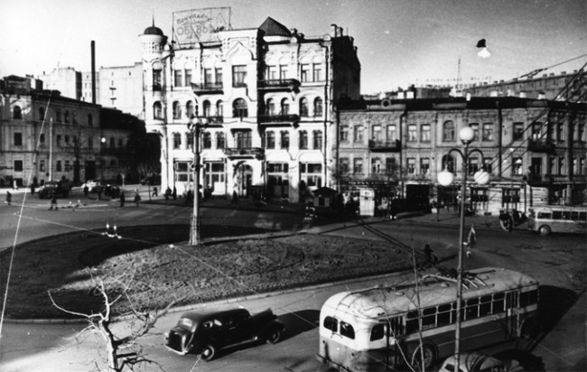 1951 год Площадь Льва Толстого, на месте трехэтажного здания слева сейчас вход в метро Льва Толстого и МакДональдс. Справа видно улицу Пушкинскую