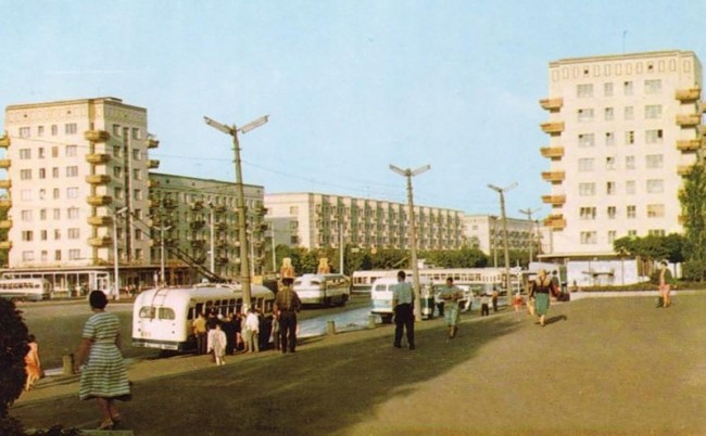 Остановка общественного транспорта на площади Победы в 1960 году