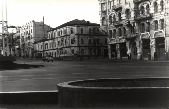 1983 год Площадь Льва Толстого. На пересечении с Пушкинской жилой дом на месте нынешнего банка Киев-Донбасс