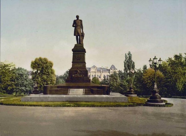 Памятник императору Николаю Первому перед университетом конец 19 века