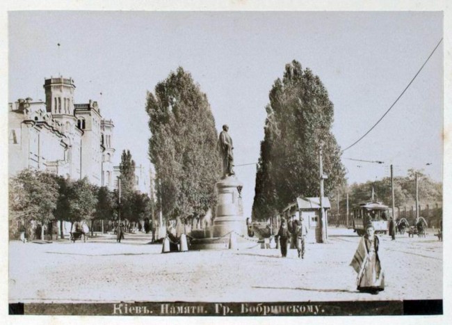 Памятник Бобринскому на месте памятника Щорса, конец 19 века