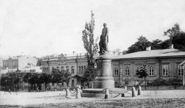 Памятник графу Бобринскому в 1906 году