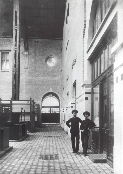 Внутри Бессарабского рынка в 1912 году