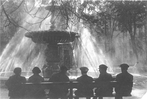 Фонтан у Золотых ворот в 1930 году