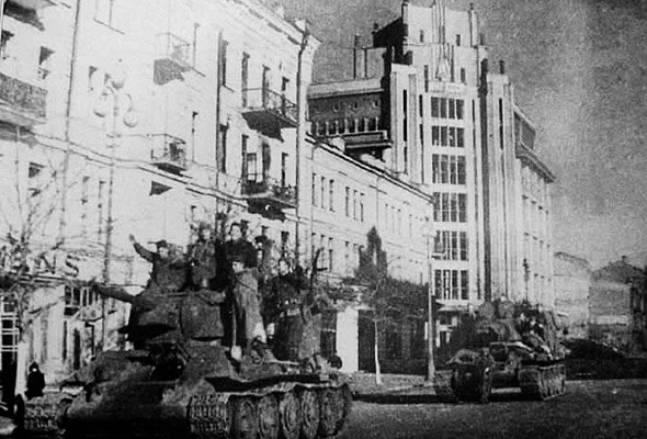 Советские войска в освобожденном Киеве 