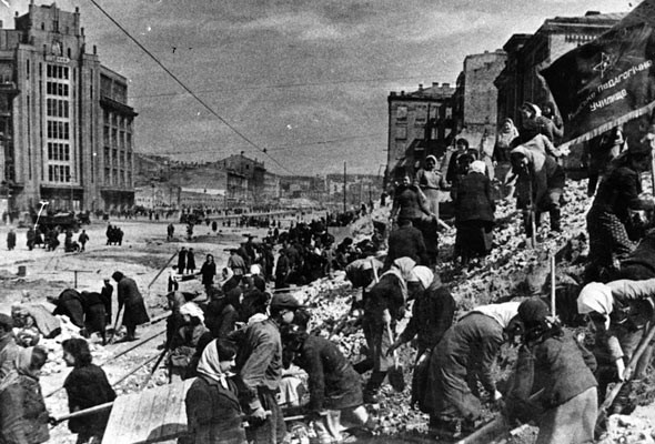 Разрушенный Крещатик в 1945 году
