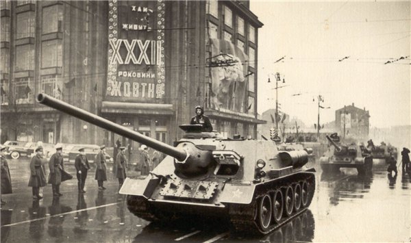 1949 год. 7 ноября, военный парад на Крещатике возле ЦУМа
