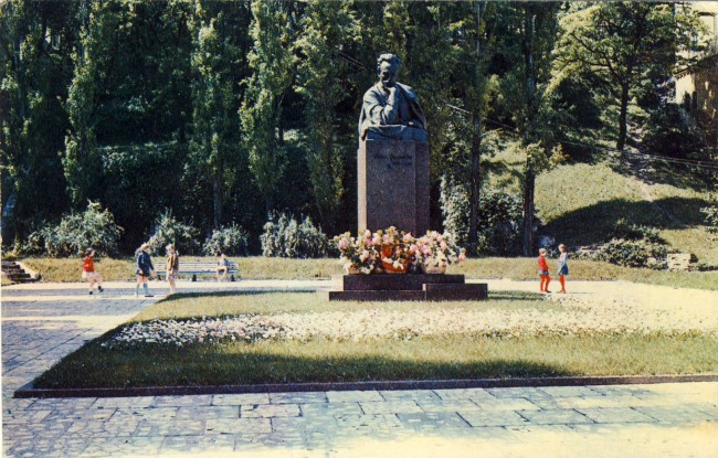 1970 год. Памятник Ивану Франко на площади Франко рядом с улицей Городецкого, перед театром