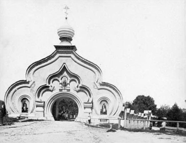 1890-е годы. Святые ворота Покровского монастыря