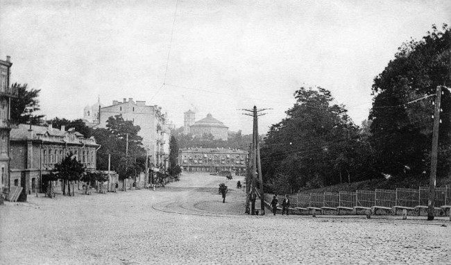 Вид на Александровскую улицу от Музея древностей и искусств в 1906 году