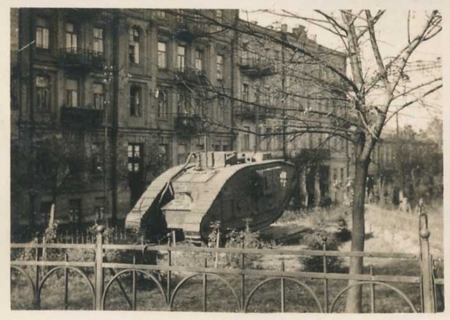 Танк Марк Пять в 1940-х годах в Музейном переулке