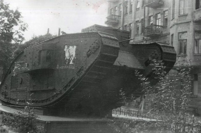 Трофейный танк Марк Пять в Киеве в 40-х годах