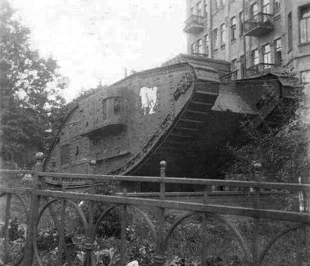 Трофейный немецкий танк в Киеве в 40-х годах перед зданием Музея искусств