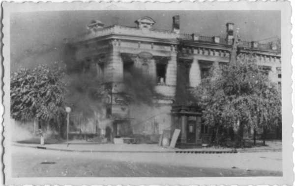 1942 год. Горит дом на углу Крещатика и Лютеранской улиц  (фото из коллекции фотографа немца, предположительно оккупанта Киева)