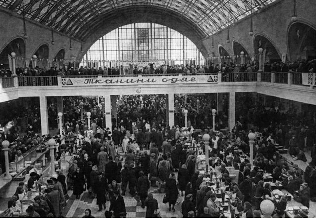 Внутри Сенного рынка в Киеве в 60-х годах