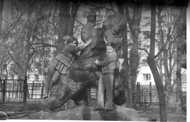 1977 год. Киевский зоопарк, Лина Янусевич с сестрой.