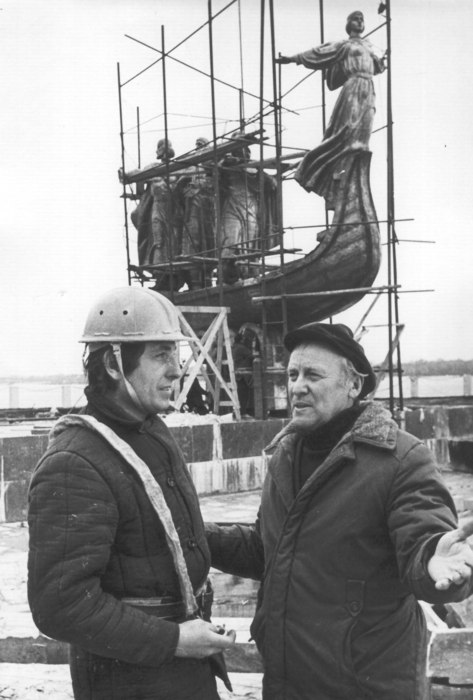 1982 год Памятник основателям Киева скульптор Бородай и бригадир чеканщиков В.Янчук (слева) из собрания ЦГА КФФД Украины им.Пшеничного Строительство памятника Кию, Щеку, Хориву и Лыбеди в 1982 году