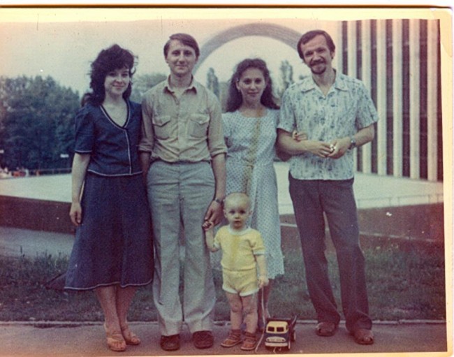 Фото Ольги Радковской - родители за музеем Ленина в 1982 году