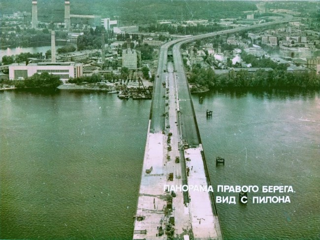 1980-е годы. Южный мост. Вид с пилона на правый берег.
