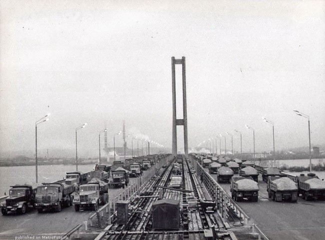 1980-е годы. Южный мост. Испытания моста грузовыми автомобилями.