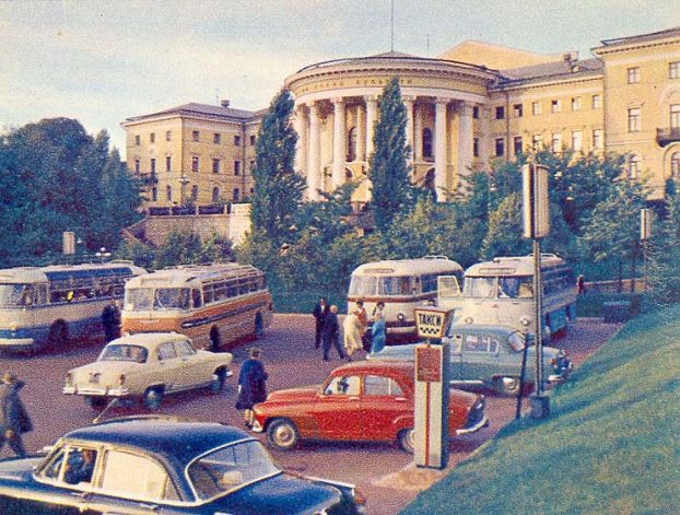 Октябрьский дворец на Институтской улице в 70-х годах